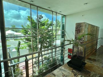 CASA EN VENTA EN CANCUN CON ALBERCA Y PANELES EN RESIDENCIAL