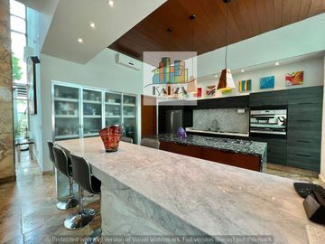 CASA EN VENTA EN CANCUN CON ALBERCA Y PANELES EN RESIDENCIAL