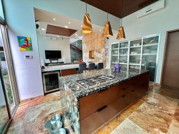 CASA EN VENTA EN CANCUN CON ALBERCA Y PANELES EN RESIDENCIAL