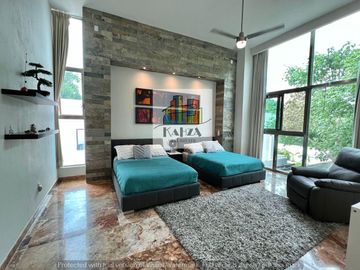 CASA EN VENTA EN CANCUN CON ALBERCA Y PANELES EN RESIDENCIAL