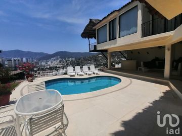 Casa sola en Venta en fraccionamiento De Lujo Joyas de Brisamar ACAPULCO