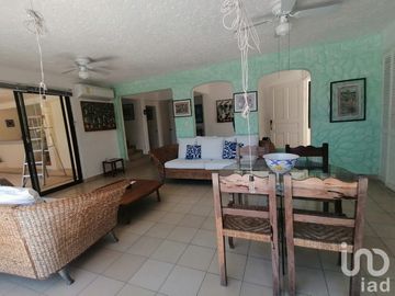 Casa sola en Venta en fraccionamiento De Lujo Joyas de Brisamar ACAPULCO