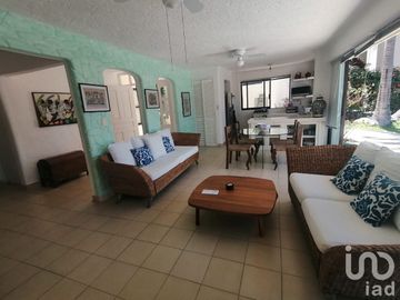 Casa sola en Venta en fraccionamiento De Lujo Joyas de Brisamar ACAPULCO