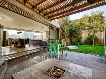 Moderna y espectacular casa en Condominio Los Almendros