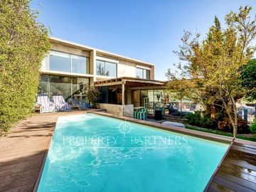 Moderna y espectacular casa en Condominio Los Almendros