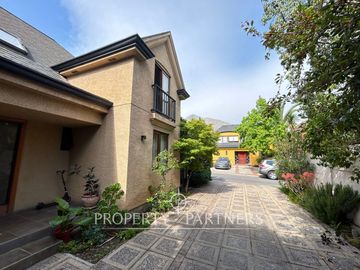 Espectacular casa en exclusivo condominio de Camino Los Fresnos GRAN OPORTUNIDAD !