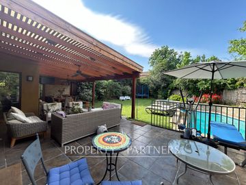 Espectacular casa en exclusivo condominio de Camino Los Fresnos GRAN OPORTUNIDAD !
