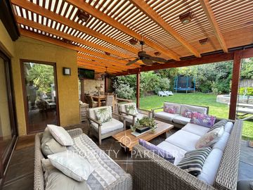 Espectacular casa en exclusivo condominio de Camino Los Fresnos GRAN OPORTUNIDAD !