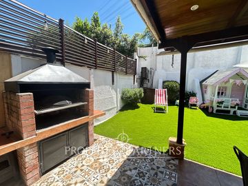 Impecable y acogedora casa de 4 dormitorios en condominio a pasos de Colegio San Francisco Javier