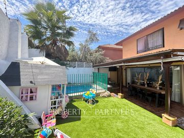 Impecable y acogedora casa de 4 dormitorios en condominio a pasos de Colegio San Francisco Javier