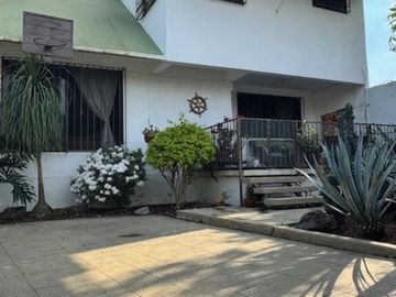 Casa con alberca con dos búngalos en fraccionamiento con seguridad