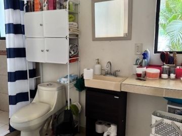 Casa con alberca con dos búngalos en fraccionamiento con seguridad