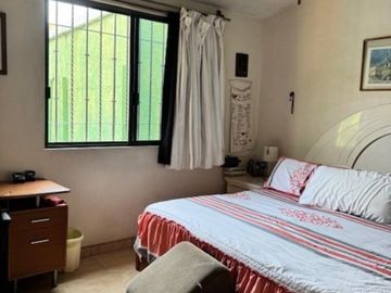 Casa con alberca con dos búngalos en fraccionamiento con seguridad