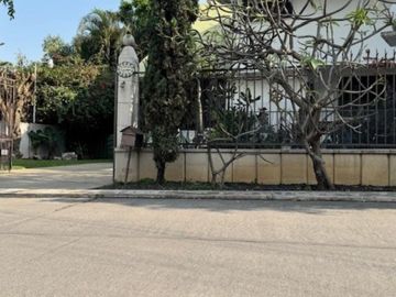 Casa con alberca con dos búngalos en fraccionamiento con seguridad