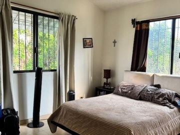 Casa con alberca con dos búngalos en fraccionamiento con seguridad