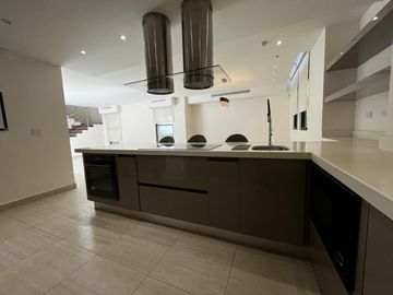 CASA DE ESQUINA EN PH NATIVA REMODELADA CON SISTEMA DE DOMOTICA.