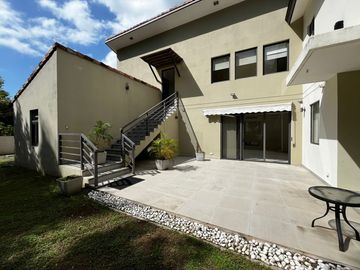 CASA DE ESQUINA EN PH NATIVA REMODELADA CON SISTEMA DE DOMOTICA.