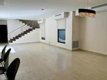 CASA DE ESQUINA EN PH NATIVA REMODELADA CON SISTEMA DE DOMOTICA.