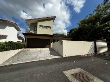 CASA DE ESQUINA EN PH NATIVA REMODELADA CON SISTEMA DE DOMOTICA.