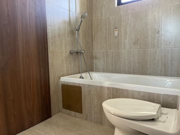 CASA DE ESQUINA EN PH NATIVA REMODELADA CON SISTEMA DE DOMOTICA.