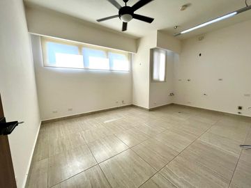 CASA DE ESQUINA EN PH NATIVA REMODELADA CON SISTEMA DE DOMOTICA.