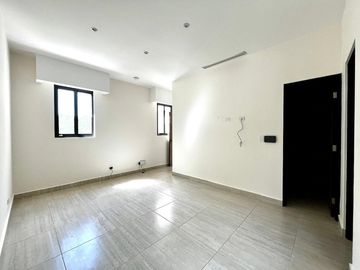 CASA DE ESQUINA EN PH NATIVA REMODELADA CON SISTEMA DE DOMOTICA.