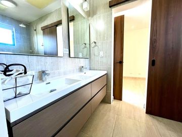 CASA DE ESQUINA EN PH NATIVA REMODELADA CON SISTEMA DE DOMOTICA.
