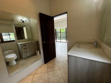 Vive en Grande: Venta de casa de Dos Niveles en Camino de Cruces