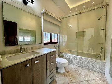 Vive en Grande: Venta de casa de Dos Niveles en Camino de Cruces