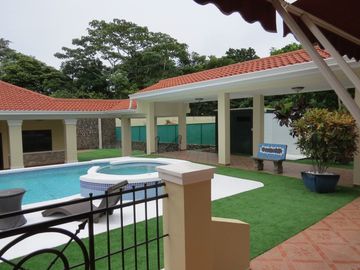 Casa de dos Niveles Camino de Cruces con Linda Piscina (Inversion)