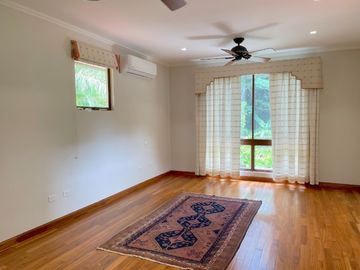 Casa con Amplio Jardin en Camino de Cruces remodelada.