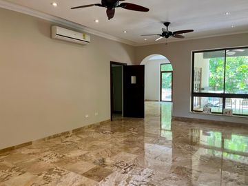 Casa con Amplio Jardin en Camino de Cruces remodelada.