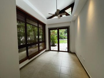 Casa con Amplio Jardin en Camino de Cruces remodelada.