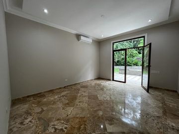 Casa con Amplio Jardin en Camino de Cruces remodelada.