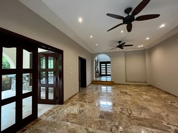 Casa con Amplio Jardin en Camino de Cruces remodelada.