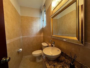 Casa con Amplio Jardin en Camino de Cruces remodelada.