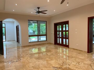Casa con Amplio Jardin en Camino de Cruces remodelada.