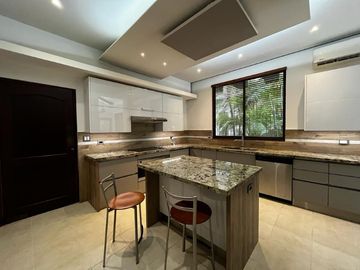 Casa con Amplio Jardin en Camino de Cruces remodelada.
