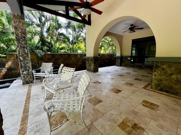 Casa con Amplio Jardin en Camino de Cruces remodelada.