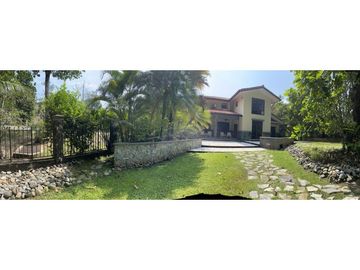 Casa con Amplio Jardin en Camino de Cruces remodelada.