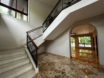 Casa con Amplio Jardin en Camino de Cruces remodelada.