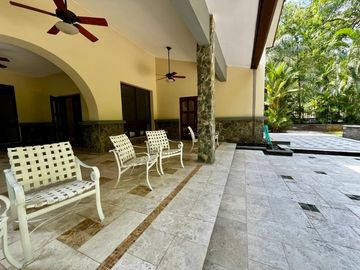 Casa con Amplio Jardin en Camino de Cruces remodelada.