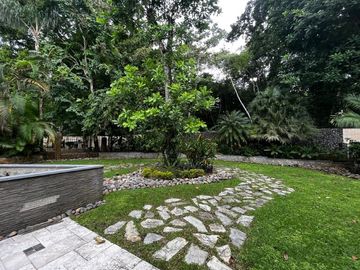Casa con Amplio Jardin en Camino de Cruces remodelada.
