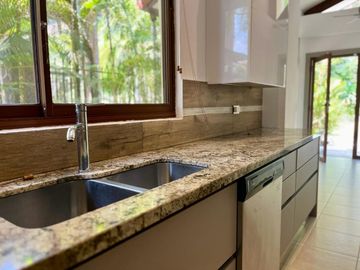 Casa con Amplio Jardin en Camino de Cruces remodelada.