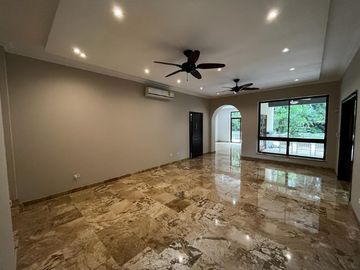 Casa con Amplio Jardin en Camino de Cruces remodelada.
