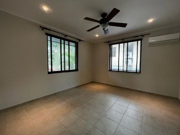 Casa con Amplio Jardin en Camino de Cruces remodelada.