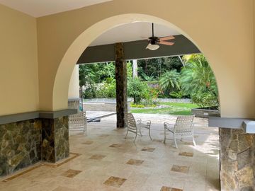 Casa con Amplio Jardin en Camino de Cruces remodelada.