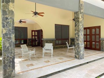Casa con Amplio Jardin en Camino de Cruces remodelada.