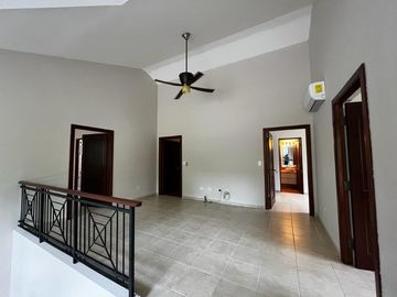 Casa con Amplio Jardin en Camino de Cruces remodelada.