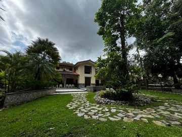 Casa con Amplio Jardin en Camino de Cruces remodelada.
